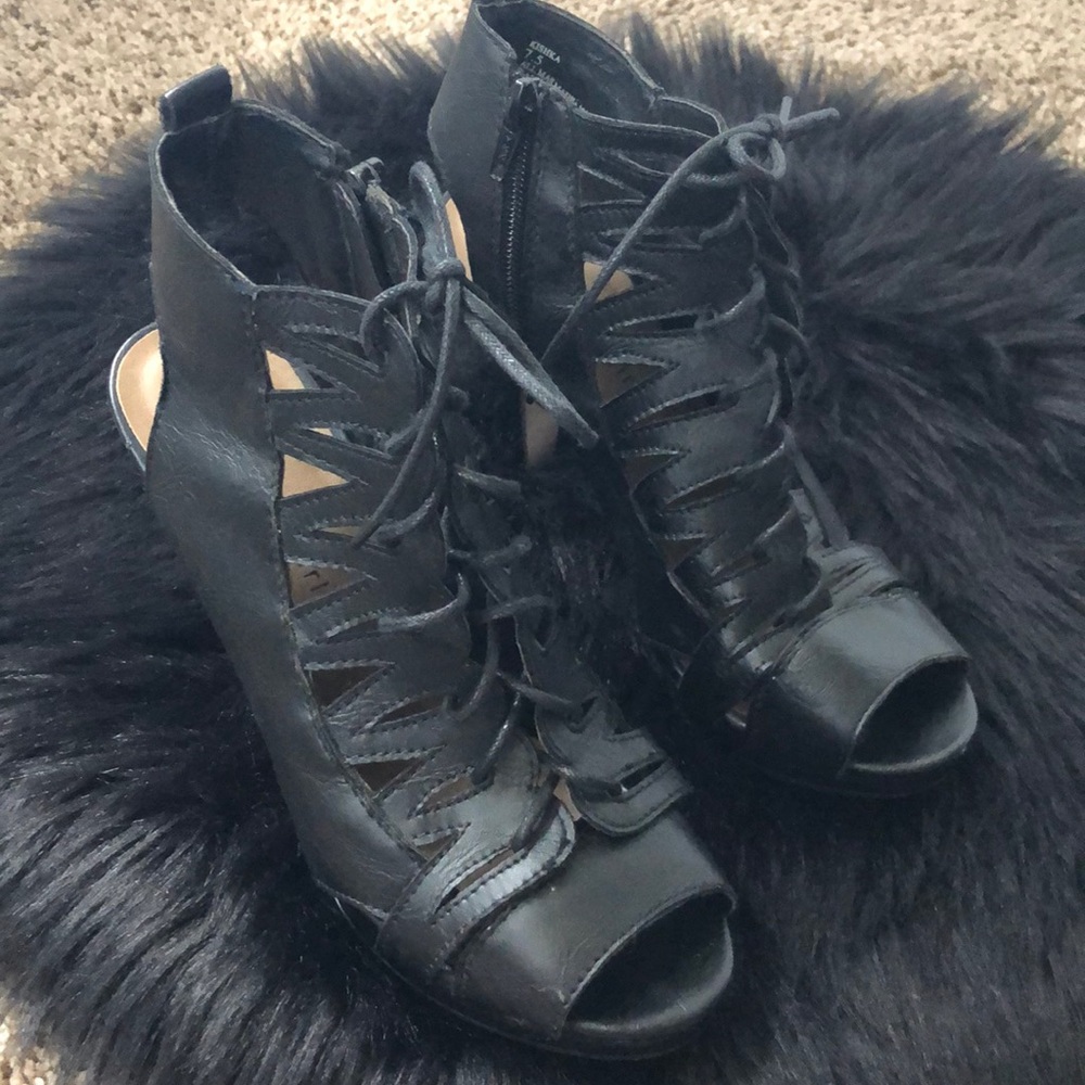 Madden Girl lace up heels blk